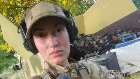 Portret mlade žene u vojnoj uniformi s taktičkim slušalicama