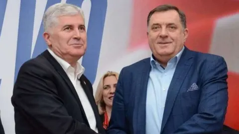 Dragan Čović i Milorad Dodik u srdačnom rukovanju tijekom službenog susreta.