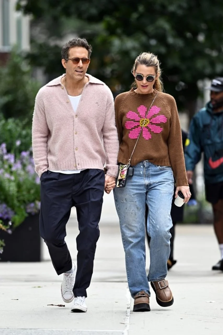 Blake Lively i Ryan Reynolds drže se za ruke u šetnji gradom.