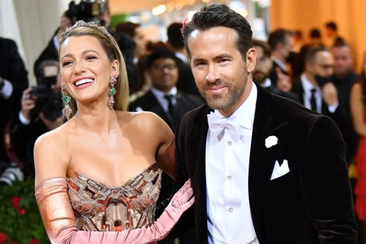 Nasmijani Ryan Reynolds i Blake Lively na svečanom događaju Met Gala.