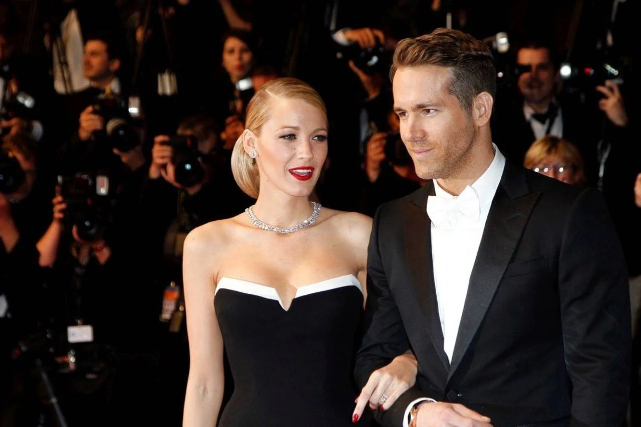 Ryan Reynolds i Blake Lively poziraju fotografima na premijeri filma.