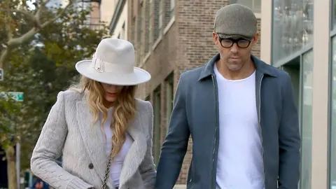 Ryan Reynolds i Blake Lively hodaju ulicom u ležernoj odjeći.