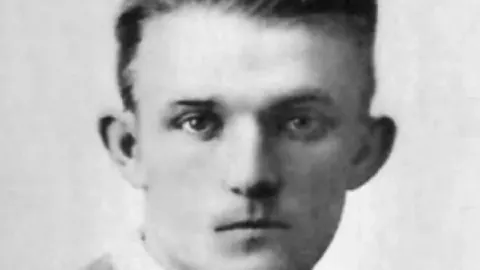 Crno-bijeli portret mladog muškarca, Emila Perške, ozbiljnog izraza lica.