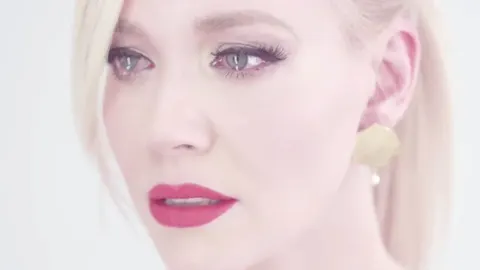 Krupni kadar lica Jelene Rozge sa suznim očima i ozbiljnim izrazom lica.