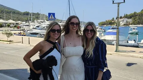 Pjevačica Domenica Žuvela s prijateljicama i psom na rivi uz more