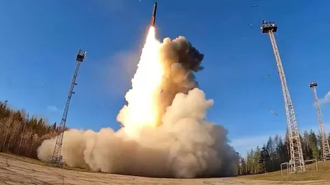 Lansiranje balističke rakete uz veliki oblak dima i vatre na poligonu