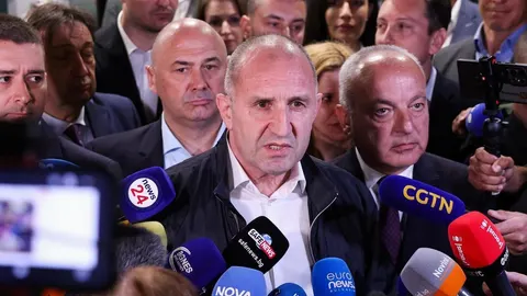 Rumen Radev govori pred brojnim mikrofonima novinara nakon izborne pobjede.