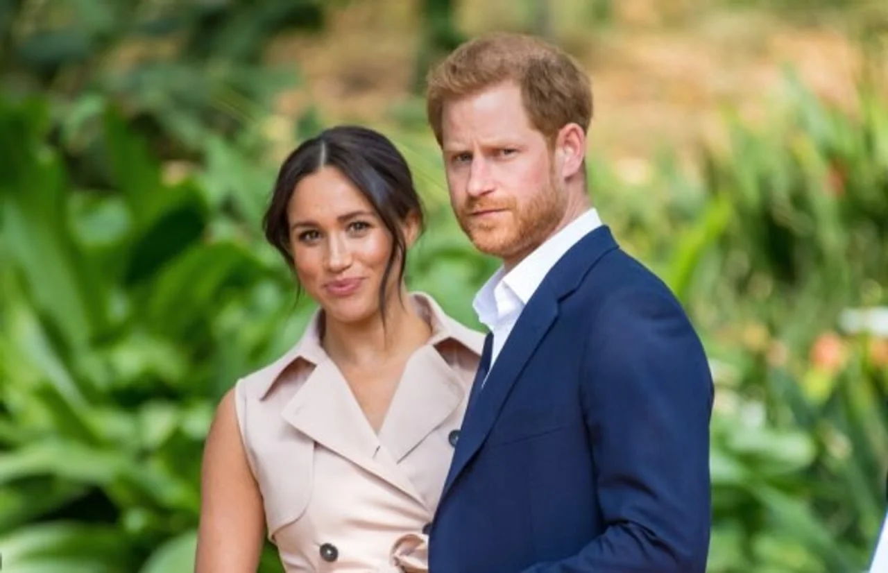 Princ Harry i Meghan Markle poziraju ispred zelenila