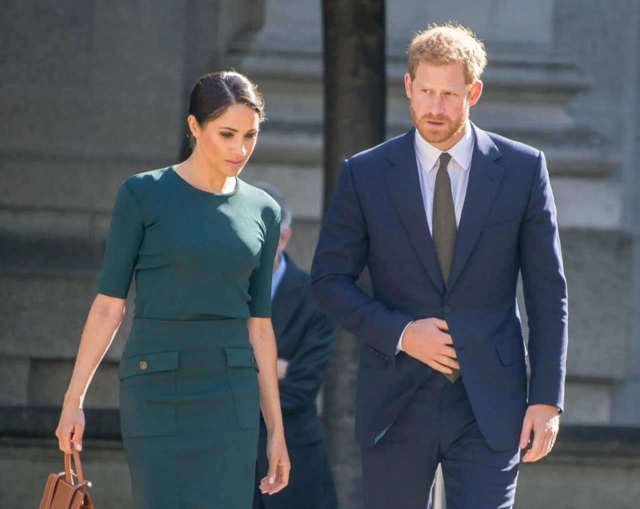 Meghan Markle u zelenoj haljini i princ Harry u odijelu