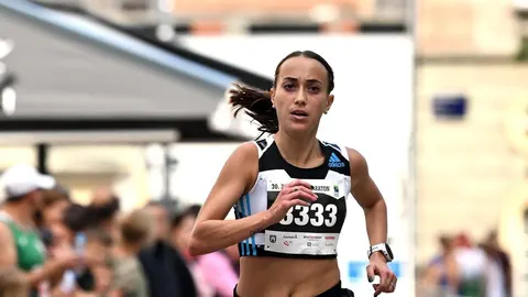 Matea Parlov Koštro trči polumaraton u sportskoj opremi s natjecateljskim brojem.