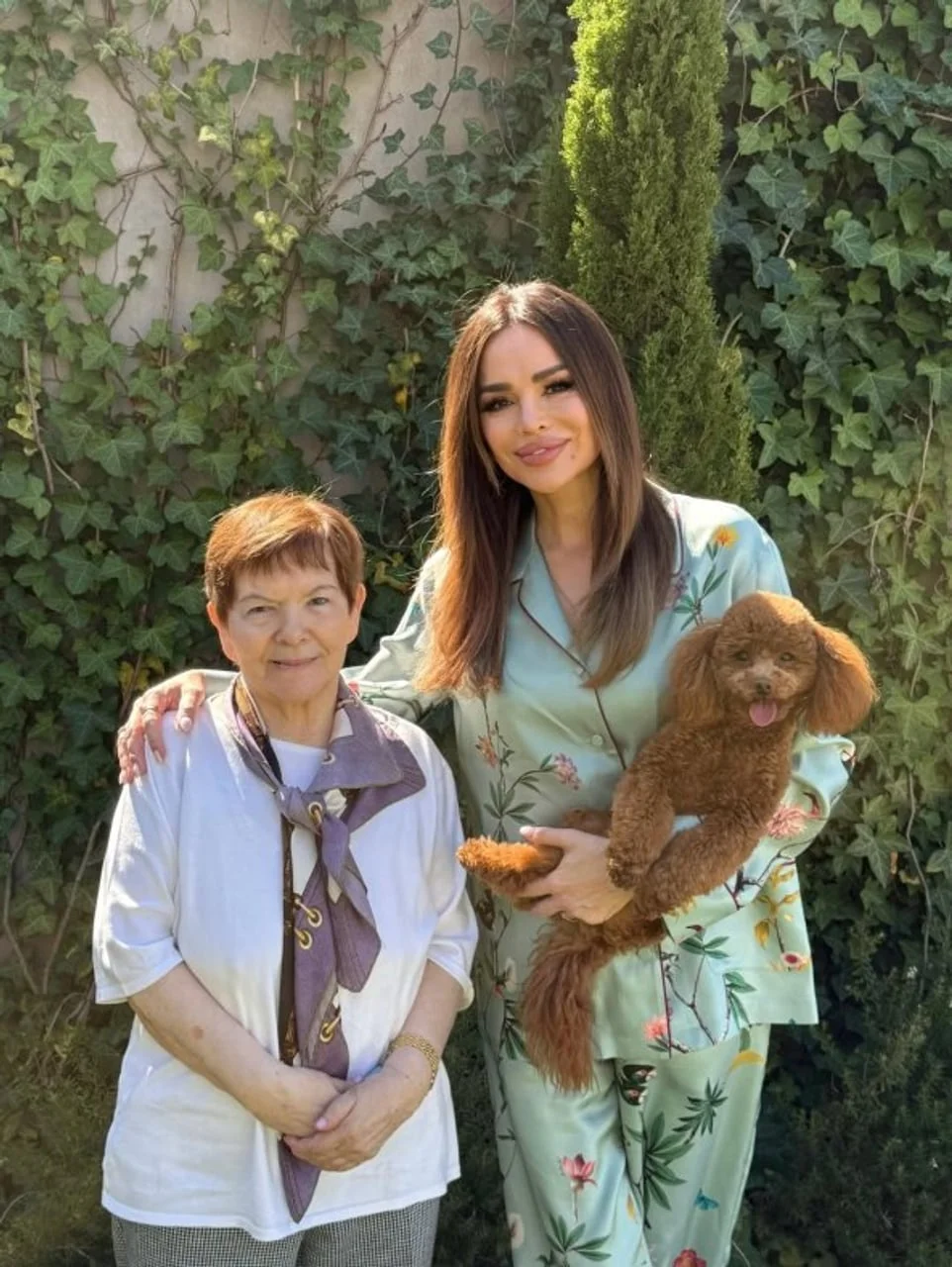 Severina s majkom Anom i malim smeđim psom