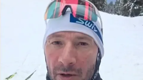 Robert Kranjec s kapom i sportskim naočalama na snijegu