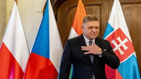 Robert Fico ispred zastava Poljske, Češke, Mađarske i Slovačke.