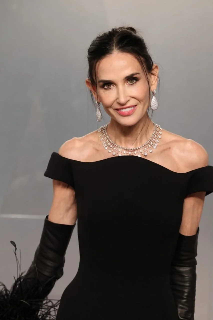 Demi Moore u crnoj haljini otvorenih ramena