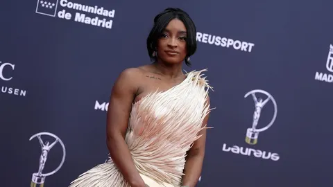 Simone Biles u elegantnoj bijeloj haljini na crvenom tepihu u Madridu.