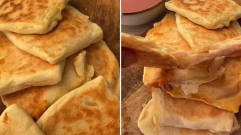 Domaće grčke lepinje punjene sirom na drvenoj podlozi