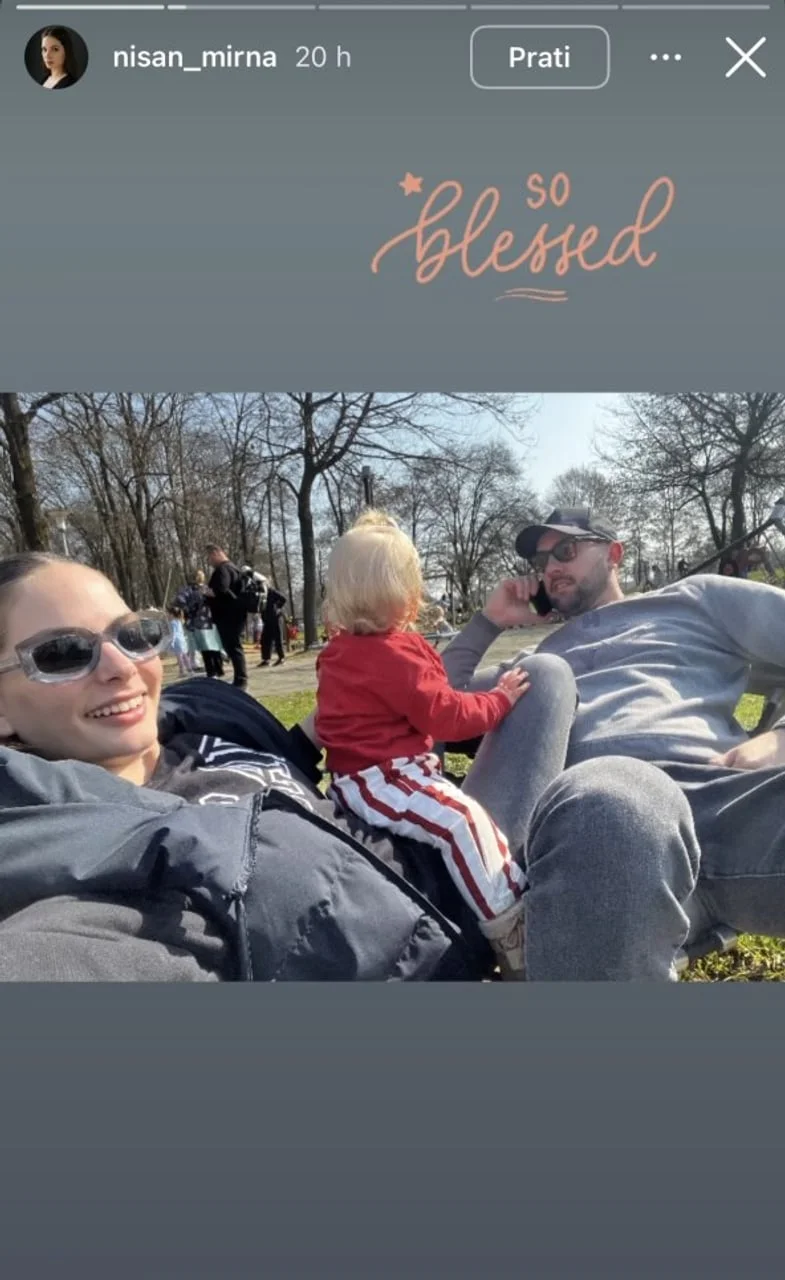 Mirna Mihelčić i suprug Kristijan uživaju u parku s djetetom na sunčan dan.