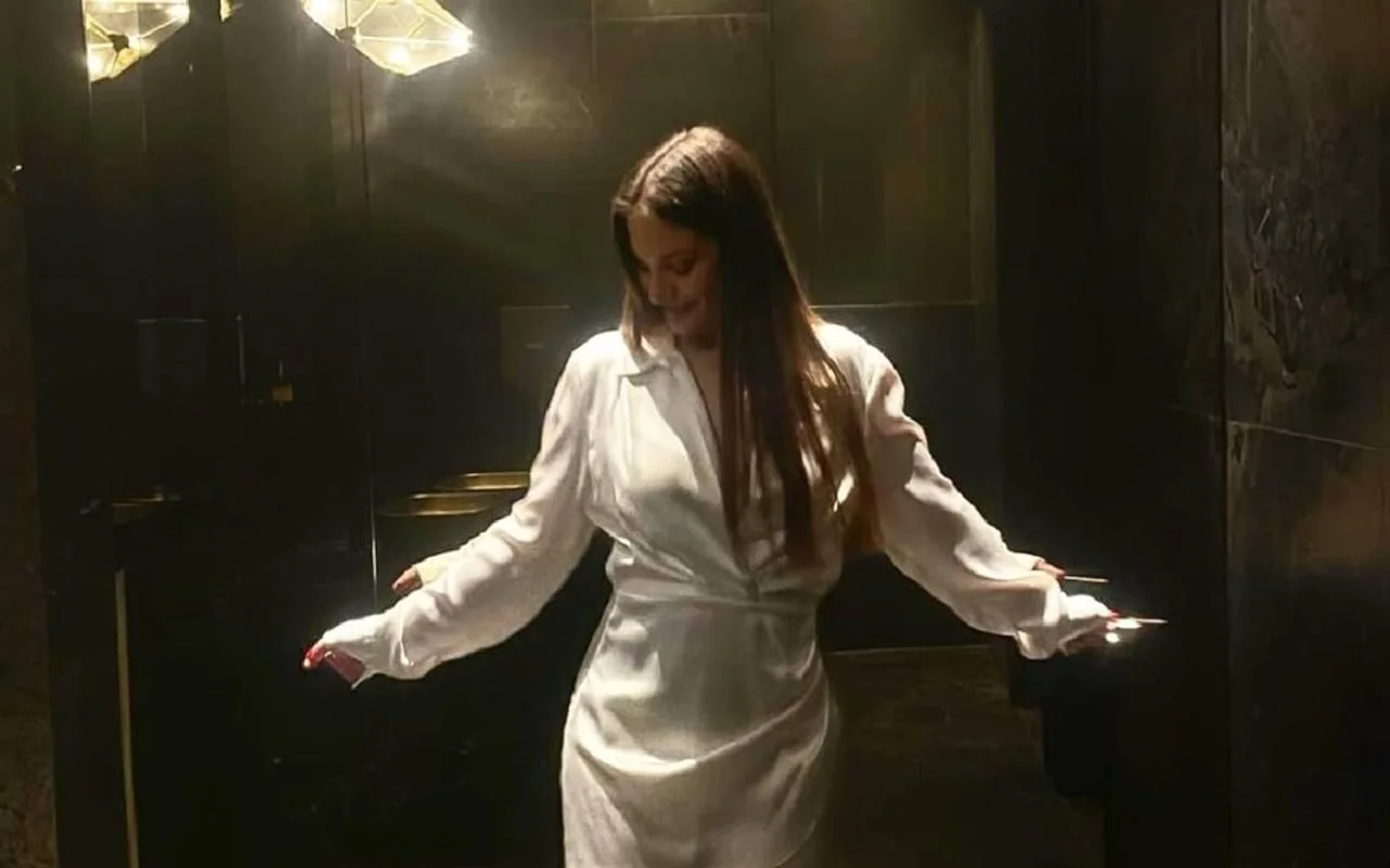 Mirna Mihelčić u bijeloj satenskoj haljini pozira u elegantnom interijeru.