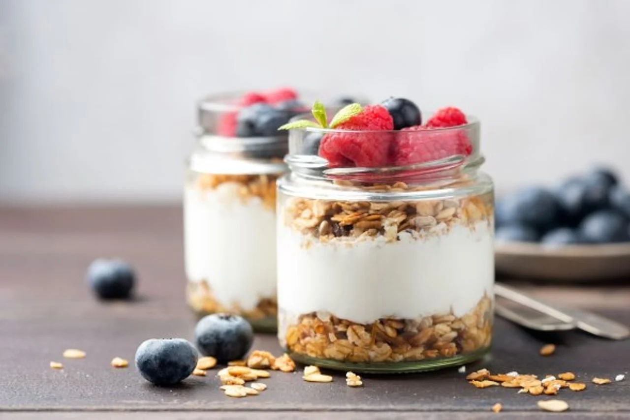 Staklenke s jogurtom, granolom, malinama i borovnicama