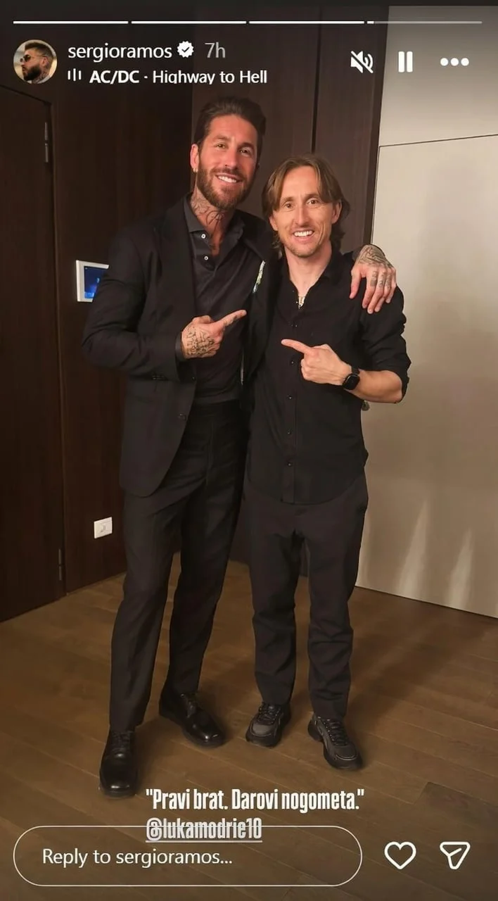 Sergio Ramos i Luka Modrić poziraju u tamnim odijelima nasmijani.