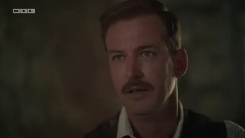 Glumac Matija Kačan s brkovima u krupnom planu tijekom televizijske scene.