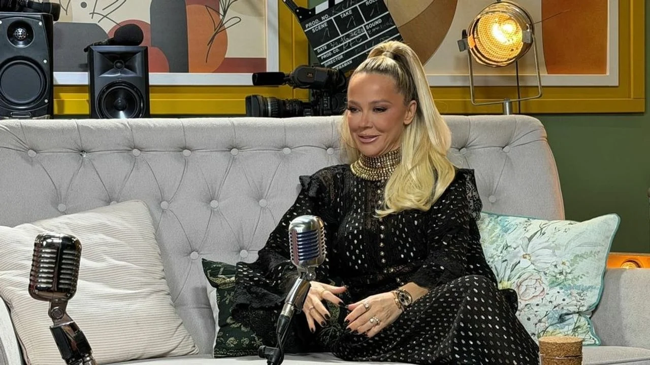 Kadar iz studija: Maja Šuput sjedi na sivom kauču ispred mikrofona