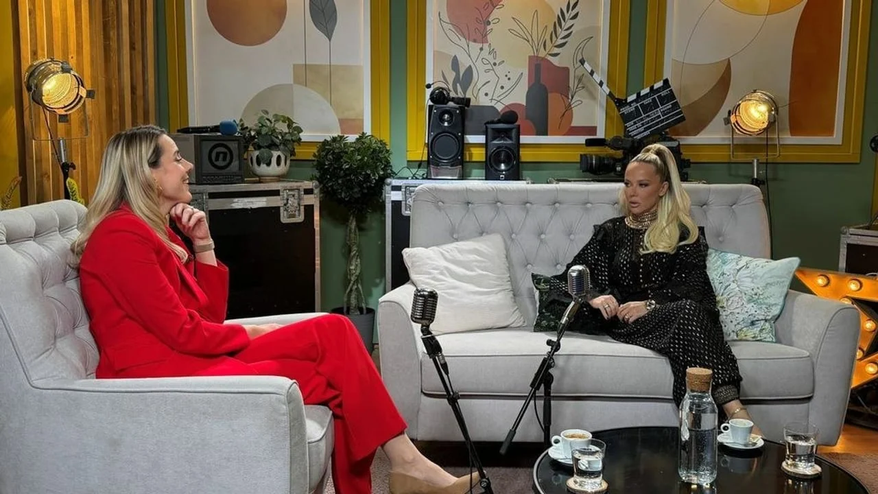 Maja Šuput i voditeljica u studiju razgovaraju tijekom snimanja podcasta