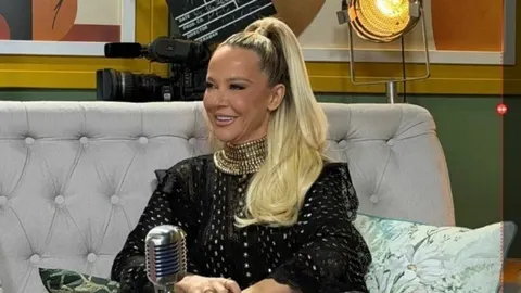 Maja Šuput u crnoj haljini tijekom gostovanja u televizijskom studiju