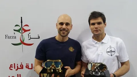 Dva ronioca drže sportska priznanja u obliku ronilačkih maski na natjecanju Fazza.