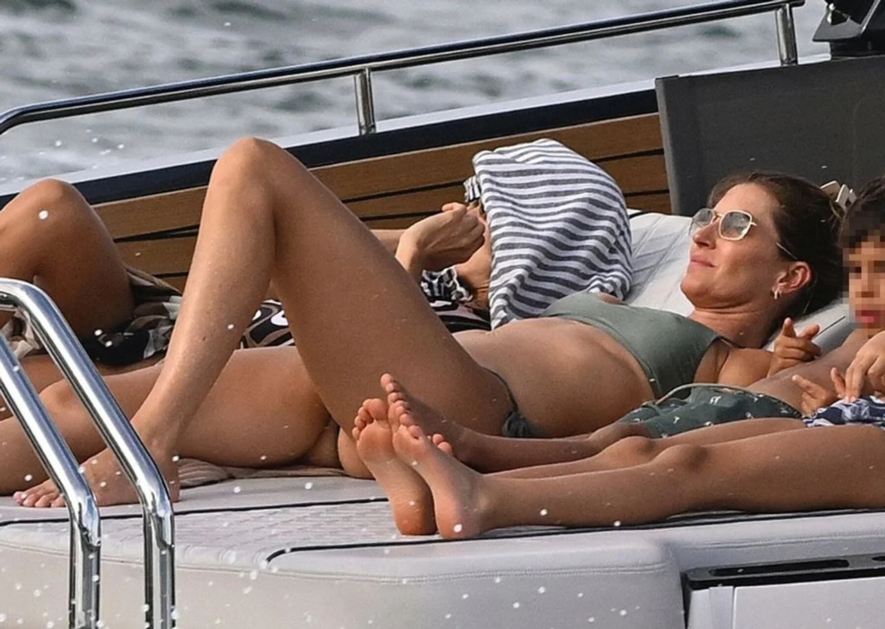 Manekenka Gisele Bündchen u kupaćem kostimu leži na palubi jahte