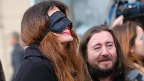 Jelena Radan s crnom maskom preko očiju smiješi se pored Borisa Sekulića.