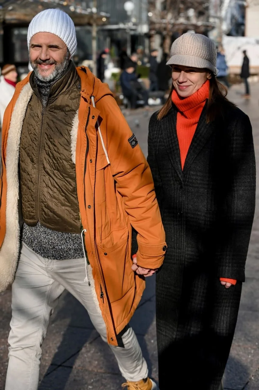 Vladimir Posavec Tušek i ženska osoba u zimskoj odjeći šetaju gradom