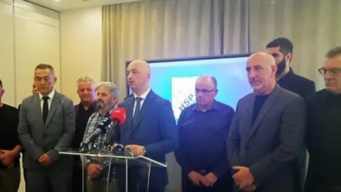 Predstavnici HSP-a na konferenciji za medije ispred logotipa stranke.