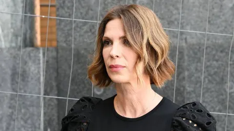 Glumica Bojana Gregorić Vejzović u crnoj bluzi gleda u stranu sa sjetnim izrazom lica.