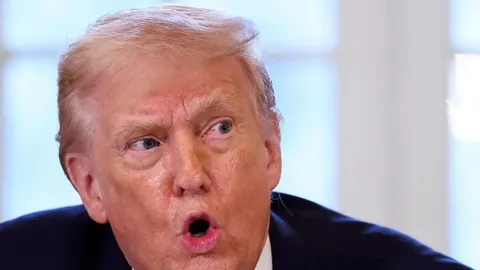 Krupni plan lica Donalda Trumpa tijekom govora s ozbiljnim izrazom lica.