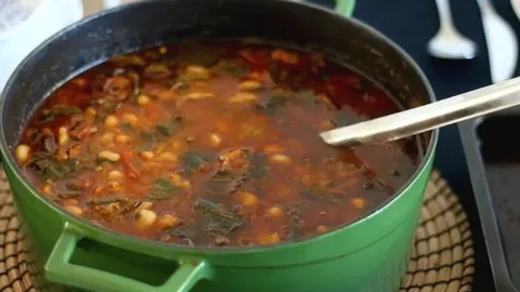 Gusta juha od povrća i graha u zelenom loncu s grabilicom