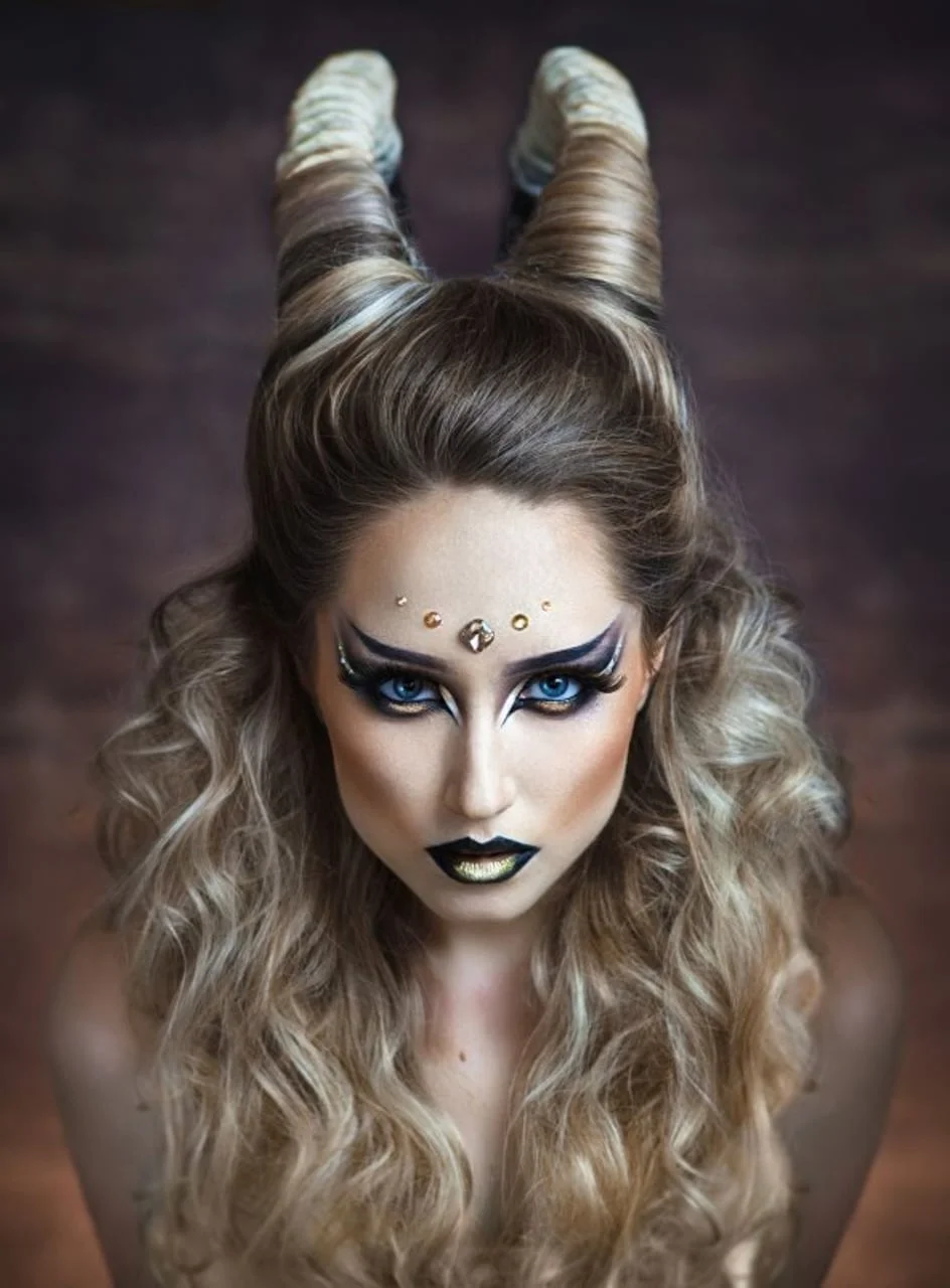 Žena s kosom oblikovanom u rogove i dramatičnom šminkom