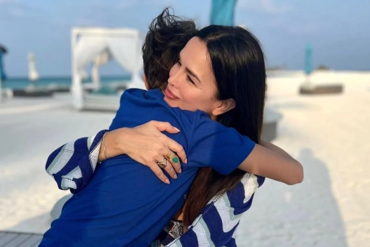 Severina snažno grli sina na pješčanoj plaži uz more