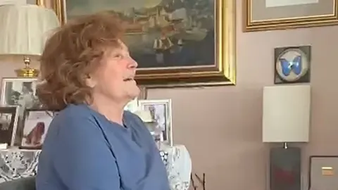 Tereza Kesovija sjedi u svom domu okružena slikama i uspomenama.