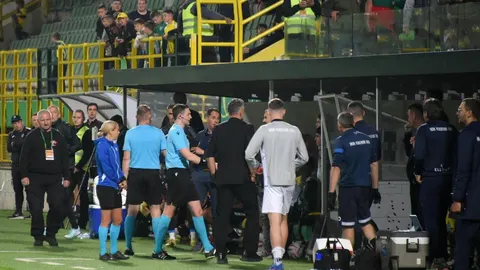 Nogometni suci i tehničko osoblje HNL-a okupljeni pored VAR monitora na rubu travnjaka