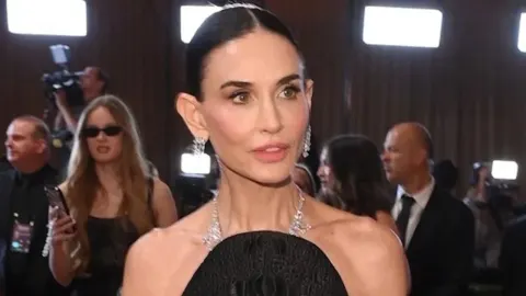 Krupni plan glumice Demi Moore na crvenom tepihu SAG nagrada.