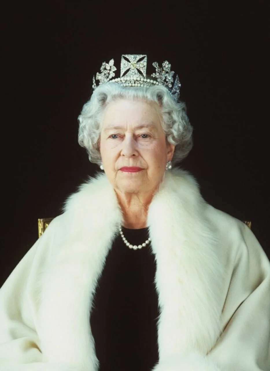 Portret kraljice Elizabete II. s krunom i bijelim krznenim ogrtačem