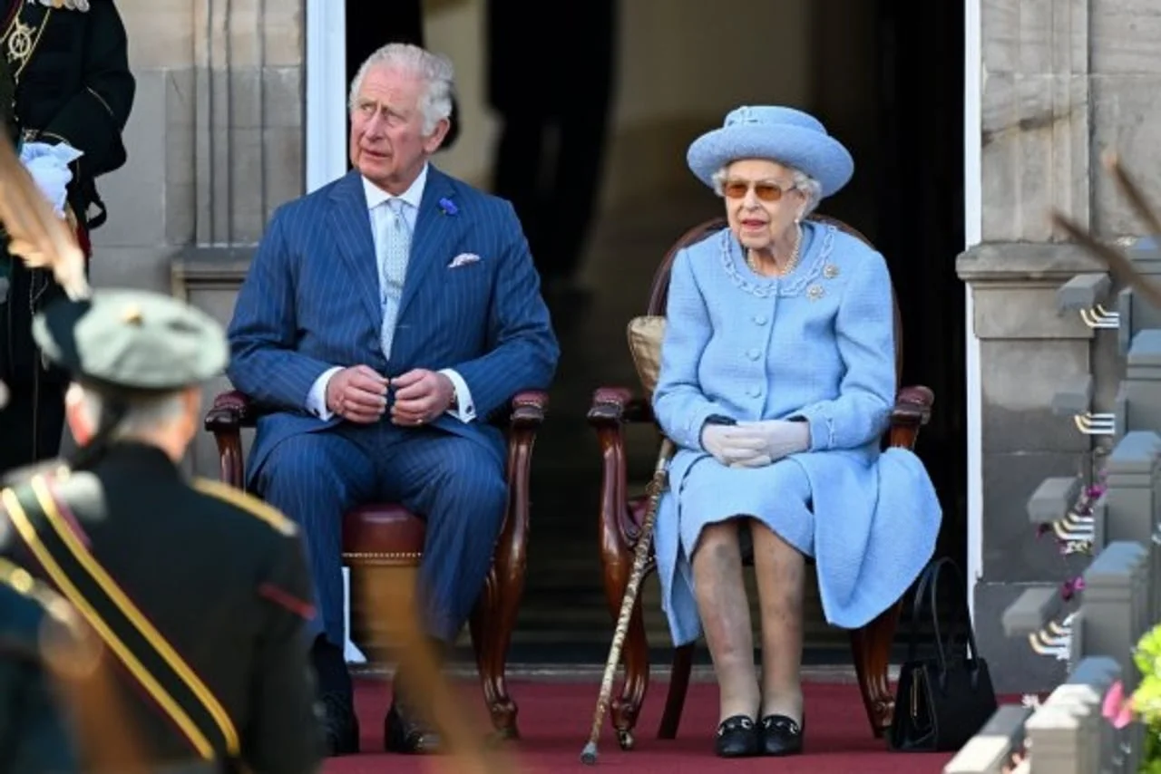 Kralj Charles III. i kraljica Elizabeta II. sjede zajedno na otvorenom