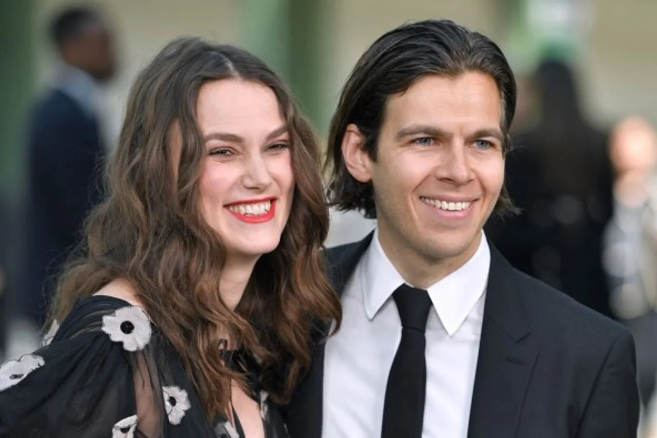 Nasmijani bračni par Keira Knightley i James Righton poziraju pred kamerama