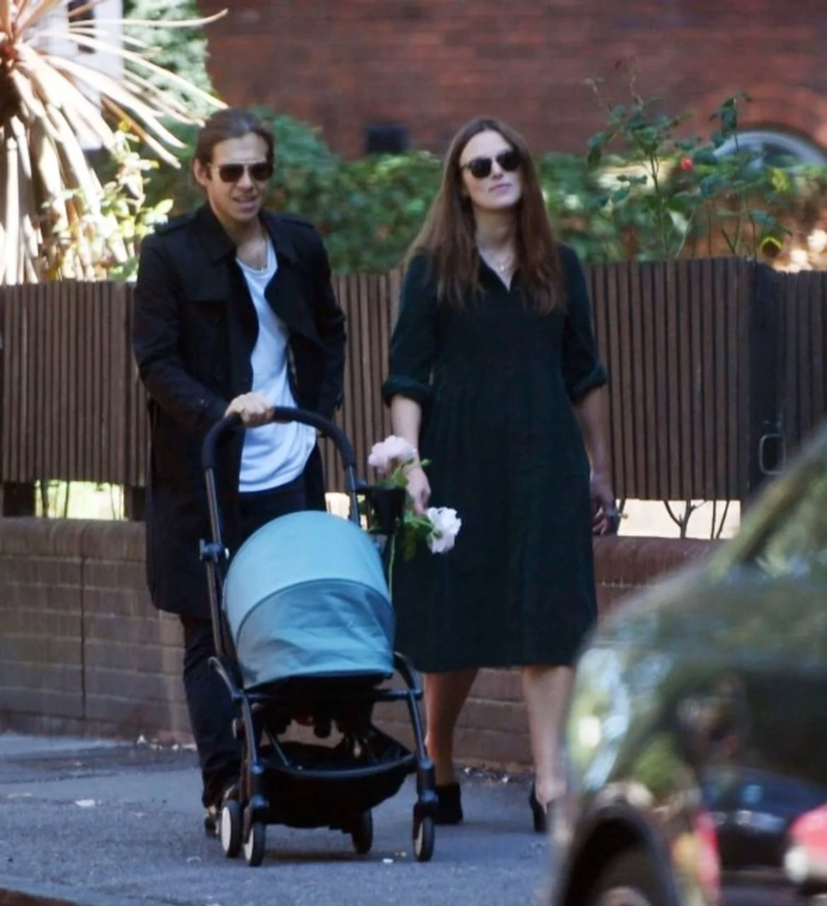 Keira Knightley i James Righton u šetnji s djetetom u kolicima