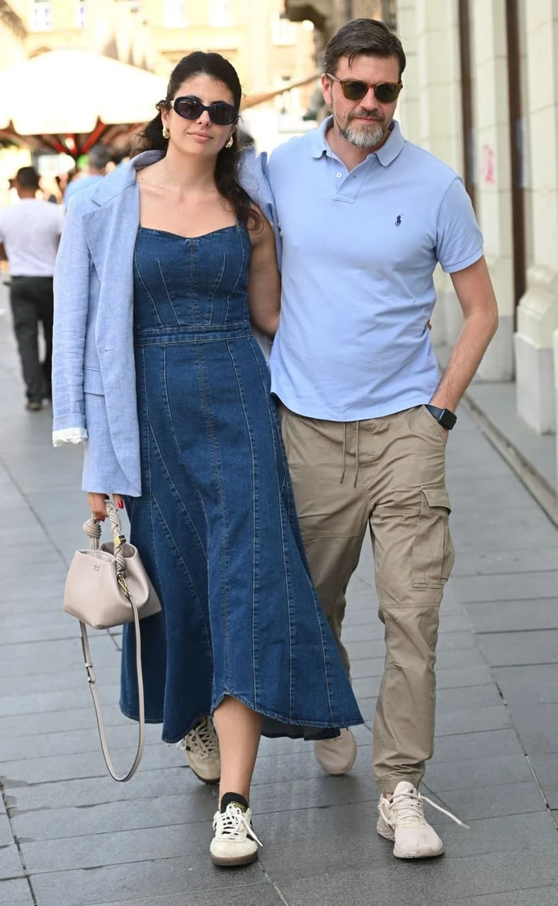 Alma i Amar Bukvić u ležernoj šetnji gradom držeći se pod ruku