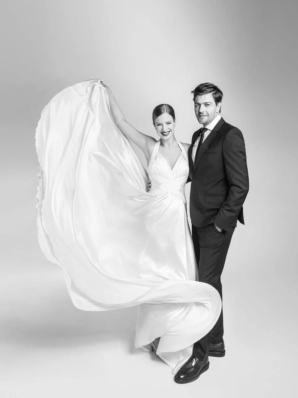 Crno-bijela studijska fotografija Amara i Alme Bukvić u vjenčanoj odjeći