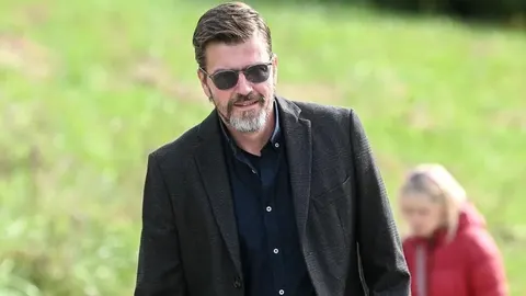 Glumac Amar Bukvić u tamnom sakou i sunčanim naočalama na otvorenom