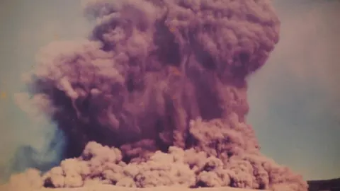 Veliki oblak dima i prašine nakon snažne eksplozije na otvorenom prostoru.