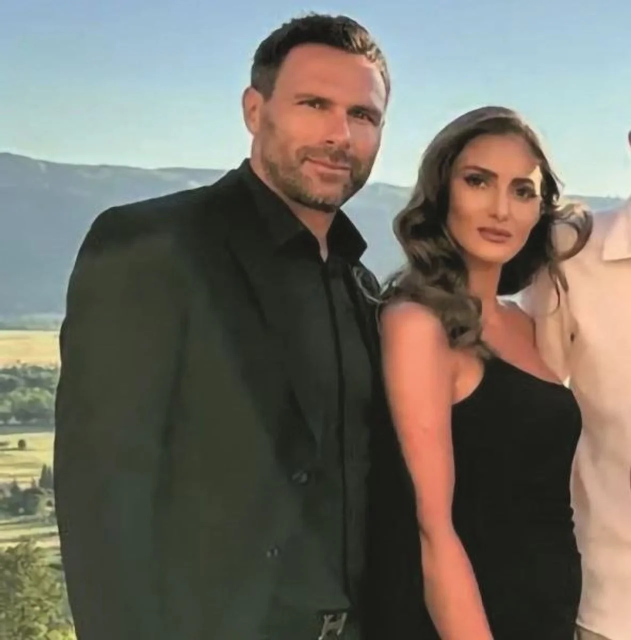 Jerko Leko i njegova partnerica Ivana poziraju modno usklađeni u crnoj odjeći.